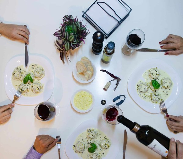 Comment choisir son vin en fonction du plat et du budget ? Conseils et astuces pour réussir l'harmonie des goûts.