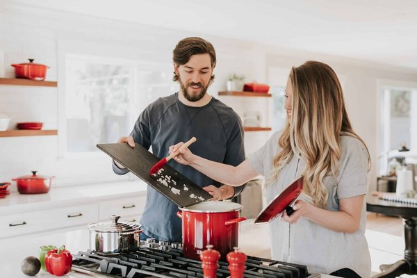 Quelles sont les précautions à prendre pour cuisiner avec une plancha d'appartement en inox ?